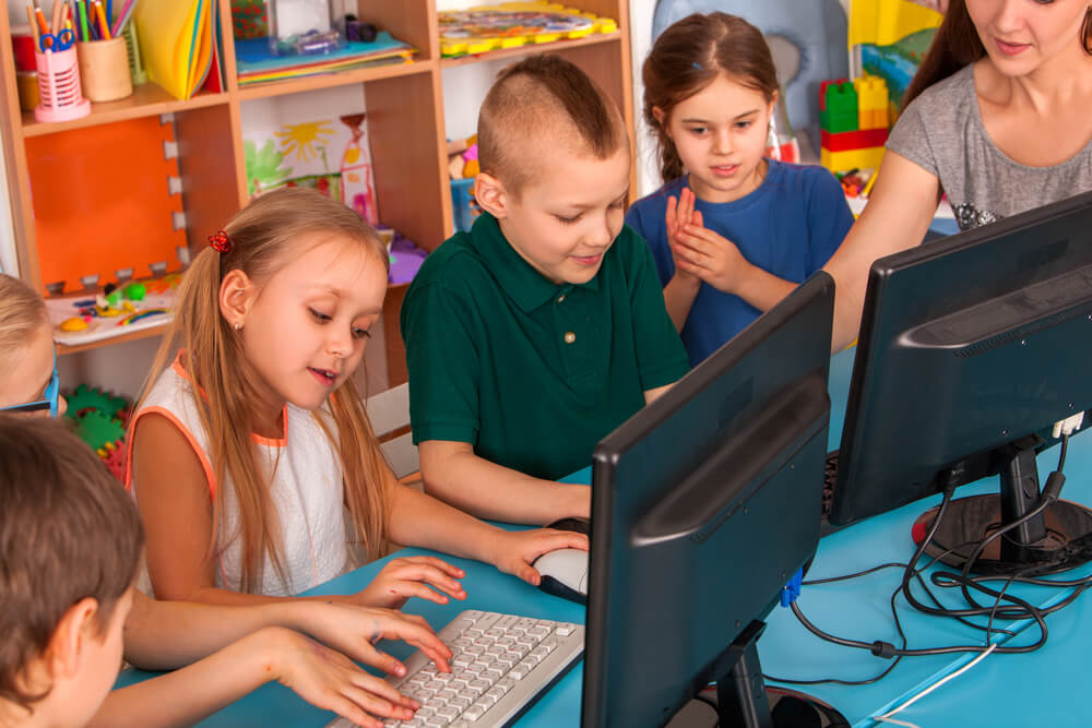 дети за компьютером