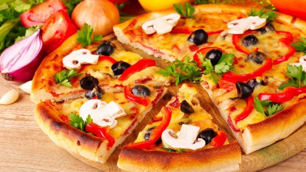 пицца с грибами, сыром и помидорами