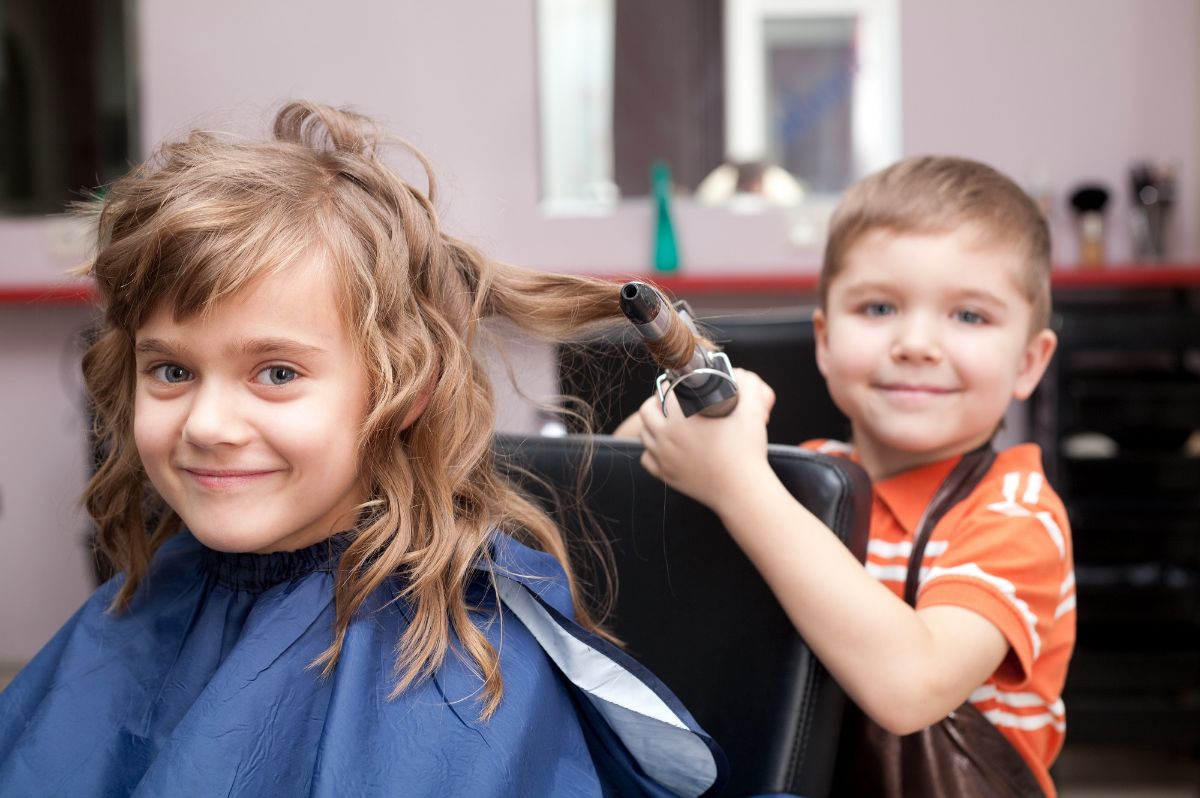 девочка и мальчик в парикмахерской